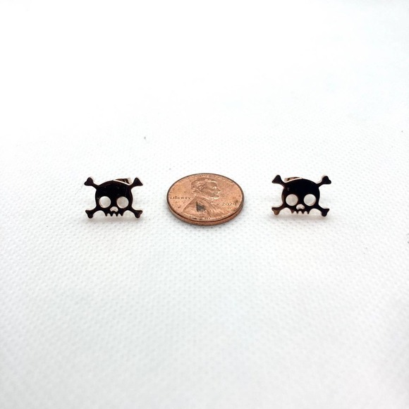 ROSE Gold Skull and Crossbones Earring Pair - Picture 6 of 8